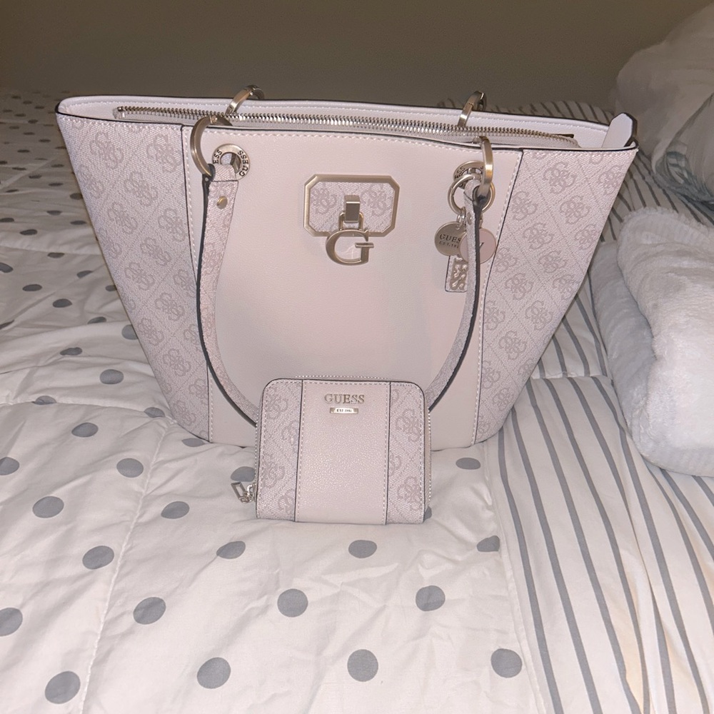 ✨Guess Tote with Matching Wallet✨